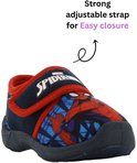 Blauwe kinderslof met Spiderman-opdruk en rode rand. Verstelbare klittenbandsluiting.
