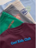 Stapel van vijf kinder T-shirts in verschillende kleuren: bordeaux, crème, groen, grijs en lichtblauw.