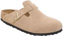 Beige suède Birkenstock Boston clog van de zijkant, met een leren band met gesp over de wreef.