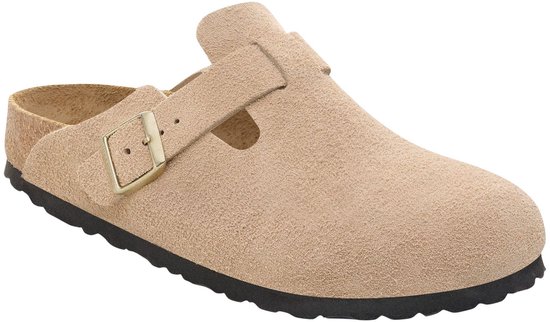 Beige suède Birkenstock Boston clog van de zijkant, met een leren band met gesp over de wreef.