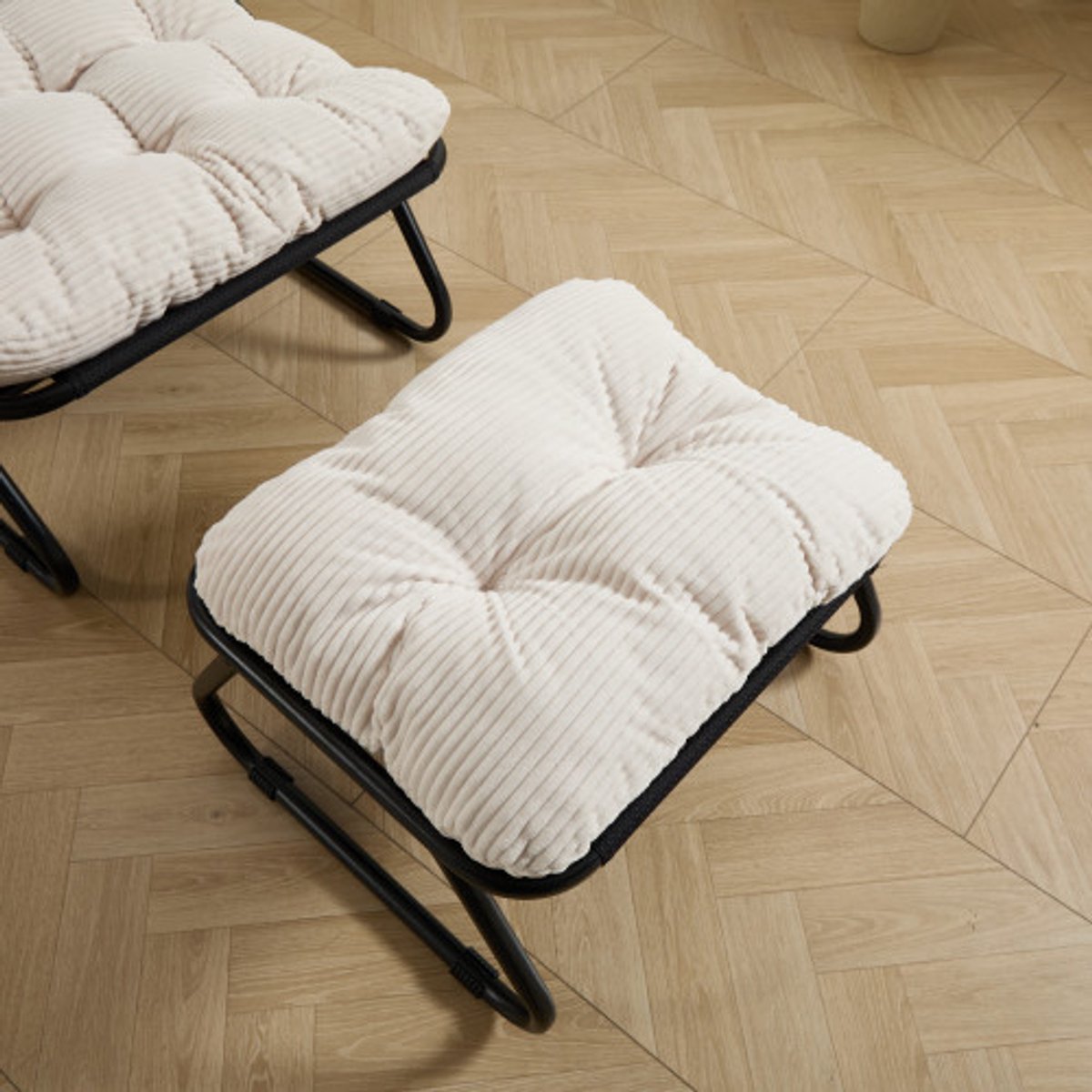 Patio loungestoel met voetenbankje, comfortabele hangmatstoel met dik kussen en voetensteun, ideaal voor woonkamer, slaapkamer, leeshoek – zwart frame met wit kussen.