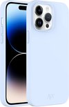 Lichtblauwe telefoonhoes, zijkant van een iPhone 13 Pro.