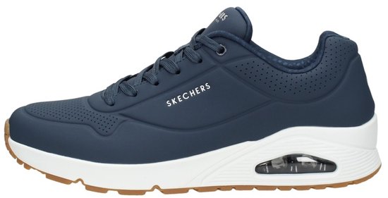 Baskets Skechers bleu marine avec semelle blanche et semelle extérieure couleur gomme. Perforations sur le bout.