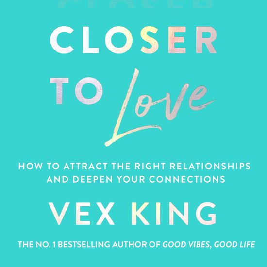 Boekcover 'Closer to Love' door Vex King. Tekst in wit en roze op een turquoise achtergrond.