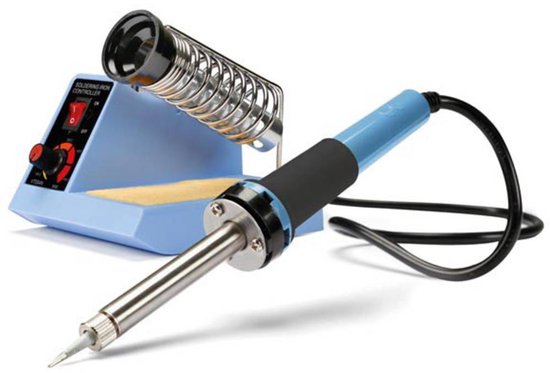 Een Velleman soldeerbout met blauw handvat, standaard met spiraal en spons.