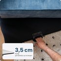 Hand pakt het zwarte handvat van de puzzelmap. Tekst: 3,5 cm, makkelijk op te bergen.