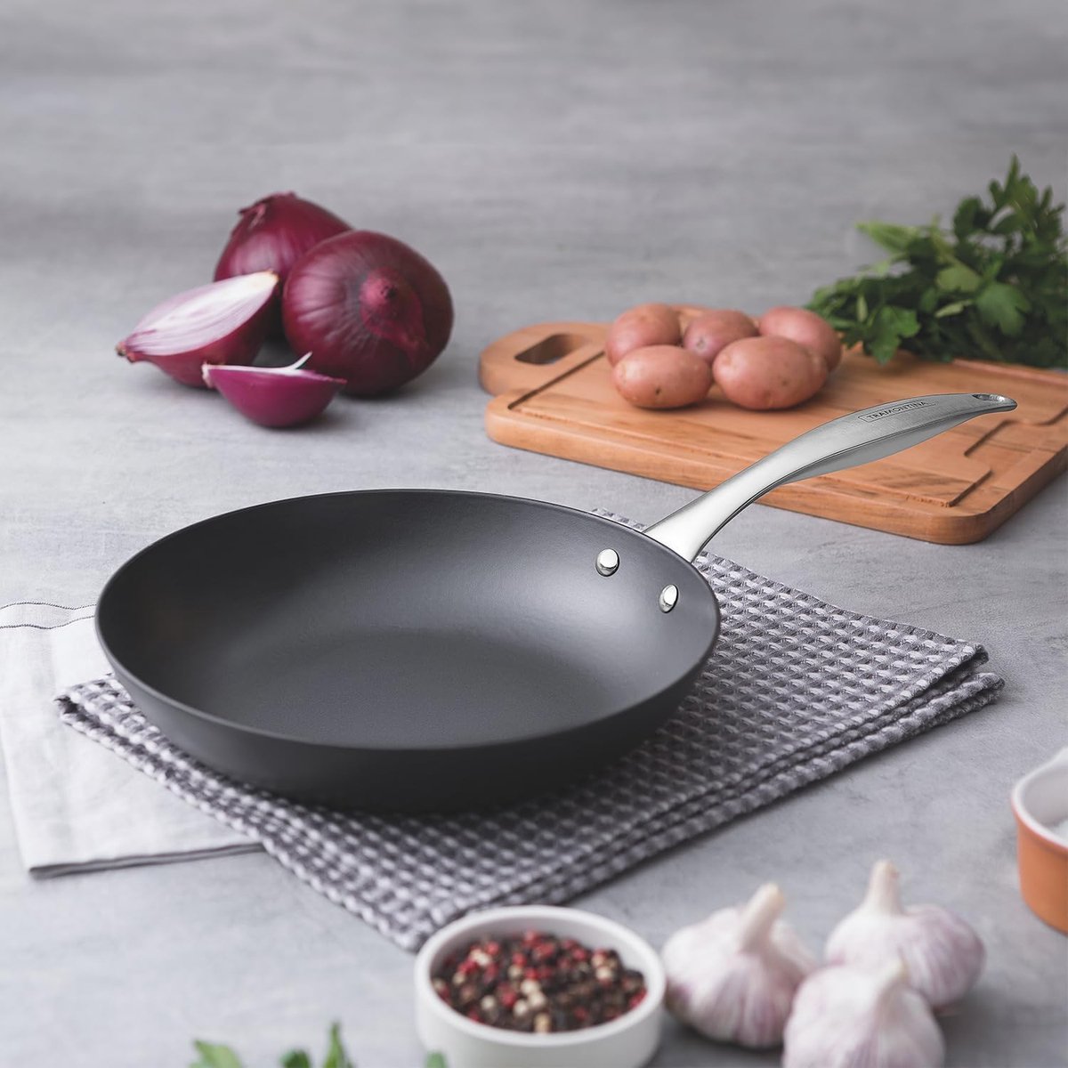 Gietijzeren Koekenpan - Zwarte Emaille Pan - Koken & Braden - Ovenbestendig tot 260°C - 30 cm diameter - Zwart