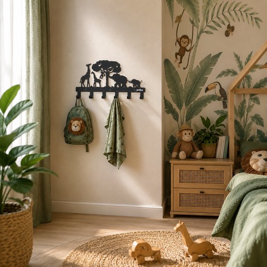 Zwarte metalen kinderkapstok met 6 haken, hangend aan een muur met jungle behang. Een rugzak en handdoek hangen eraan.