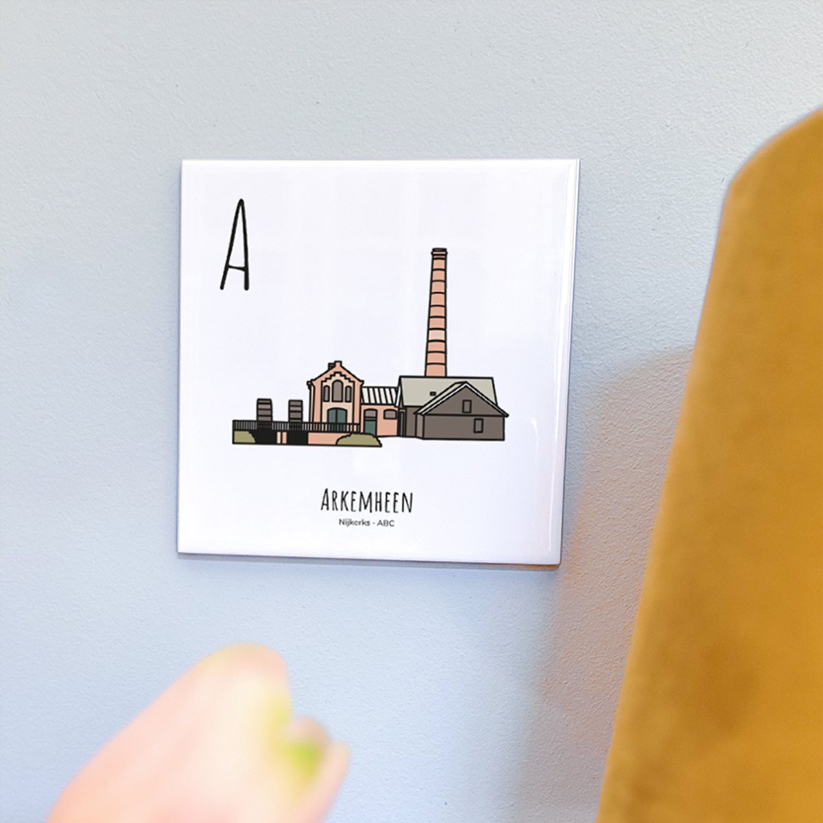 Arkemheen - ABC tegeltje Nijkerk - Keramiek met Handgetekende Illustratie - Wanddecoratie - Woondecoratie - Relatiegeschenk - Souvenir - 10,8 x 10,8 cm