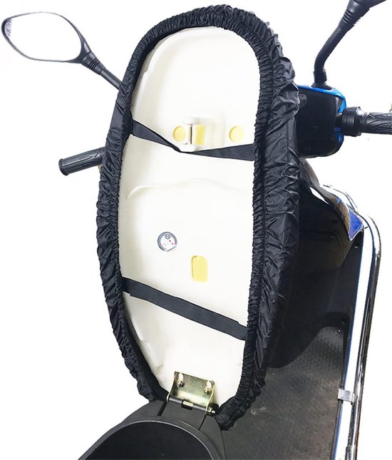 Zwarte beschermhoes voor scooterzadel, met elastische band en bevestigingsriemen.