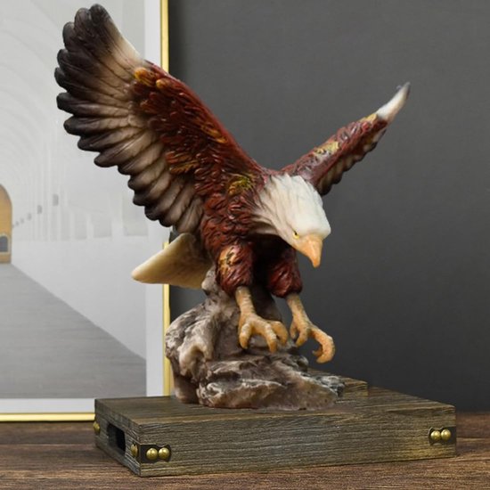 Bruin-wit arendbeeld met uitgespreide vleugels, gemonteerd op een decoratief houten platform met metalen accenten.