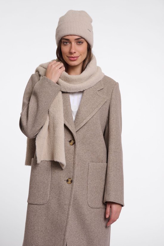 Model met beige wollen jas, bijpassende sjaal en muts.