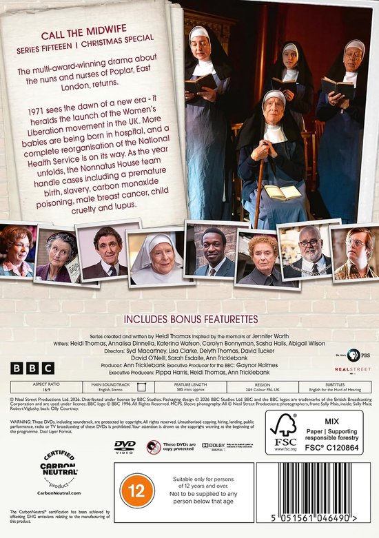 Een groep nonnen, staand voor een bibliotheek, met boeken. Tekst over de serie "Call the Midwife".