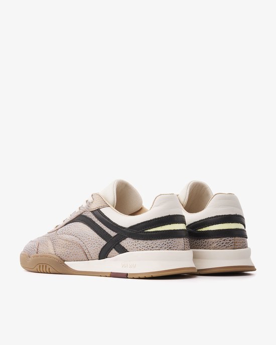 Achterzijaanzicht van goudkleurige sneakers met reptielenprint, beige veters en zwarte accenten.