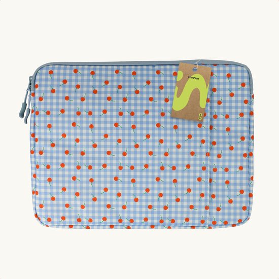 Laptop sleeve met blauw-witte ruitjes en rode kersenprint. Ritssluiting met lichtblauwe rand.