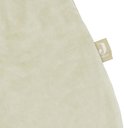 Label met het Jollein logo op een zachtgroene babyslaapzak.