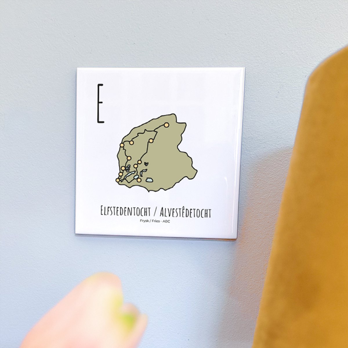 Elfstedentocht / Alvestêdetocht - ABC tegeltje Fryslân-Friesland - Keramiek met Handgetekende Illustratie - Wanddecoratie - Woondecoratie - Relatiegeschenk - Souvenir - 10,8 x 10,8 cm
