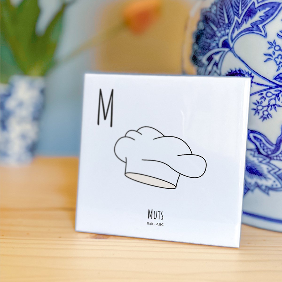 Muts - ABC tegeltje Bakken - Keramiek met Handgetekende Illustratie - Wanddecoratie - Woondecoratie - Relatiegeschenk - Souvenir - 10,8 x 10,8 cm