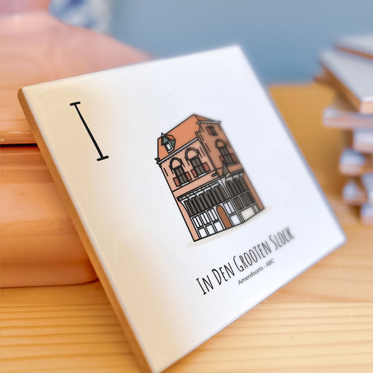 In Den Grooten Slock - ABC tegeltje Amersfoort - Keramiek met Handgetekende Illustratie - Wanddecoratie - Woondecoratie - Relatiegeschenk - Souvenir - 10,8 x 10,8 cm