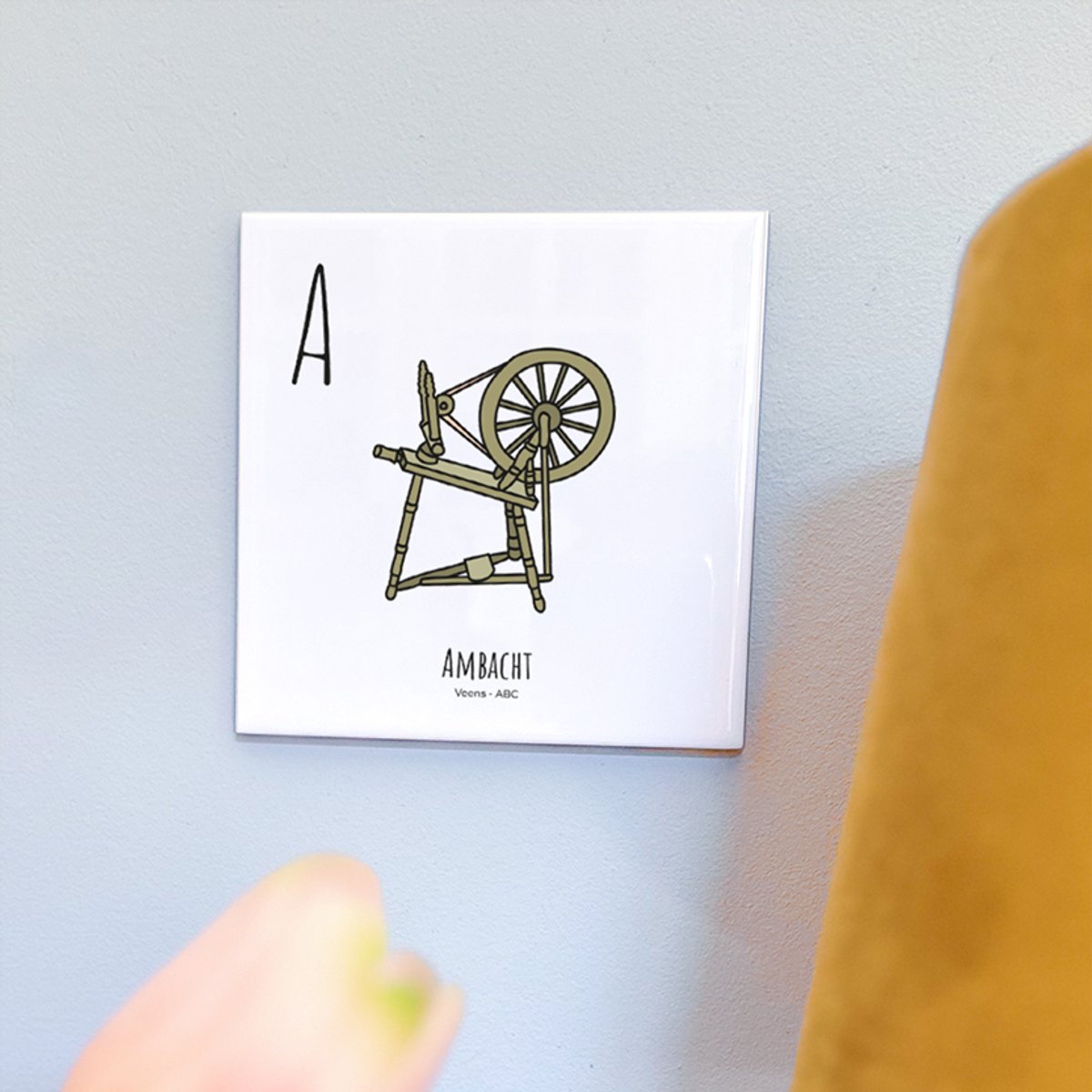 Ambacht - ABC tegeltje Veenendaal - Keramiek met Handgetekende Illustratie - Wanddecoratie - Woondecoratie - Relatiegeschenk - Souvenir - 10,8 x 10,8 cm