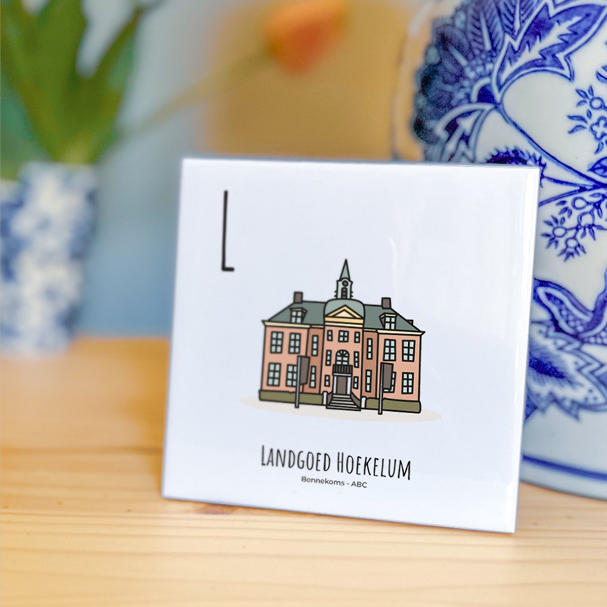 Landgoed Hoekelum – ABC tegeltje Bennekom - Keramiek met Handgetekende Illustratie - Wanddecoratie - Woondecoratie - Relatiegeschenk - Souvenir - 10,8 x 10,8 cm