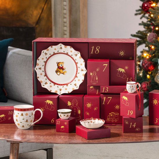 Kersttrein adventskalender met bord, mok, schaaltjes en dozen met kerstmotieven, Winnie de Poeh en kerstboom.