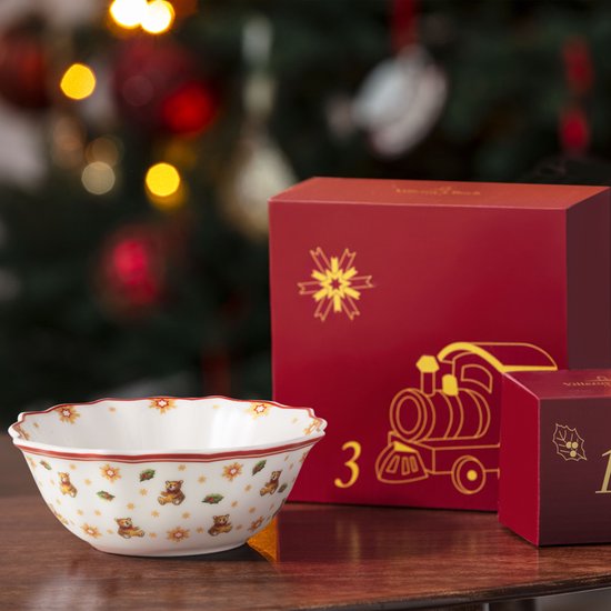 Schaaltje met kerstmotieven en Winnie de Poeh, naast rode dozen van de kersttrein adventskalender.