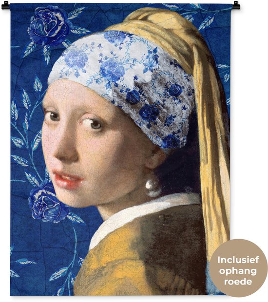 Wandkleed met een reproductie van 'Meisje met de Parel' op een blauwe achtergrond met Delfts blauwe bloemen.