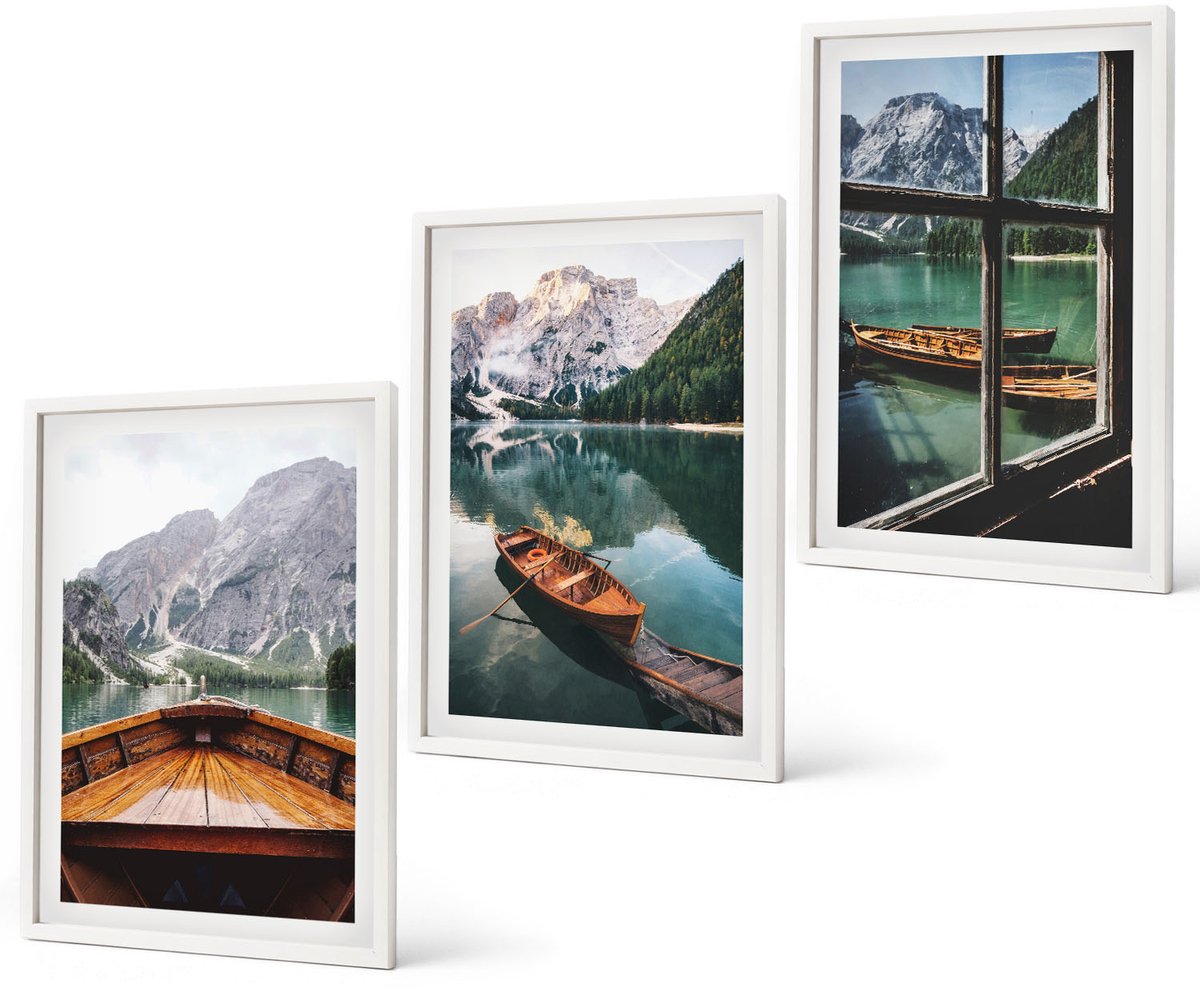 Coloray 3-Delige Schilderij Set - Uitzicht Op Een Bergmeer Met Boten En Een Raam Op De Achtergrond. - 40 x 60 - Wanddecoratie - Moderne Interieurdecoratie