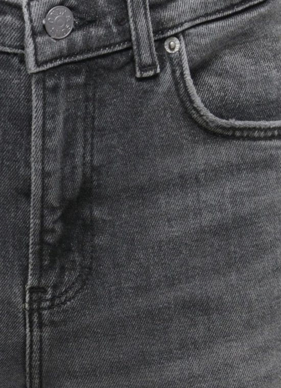 Detail van de tailleband en zakken van een grijze denim jeans.