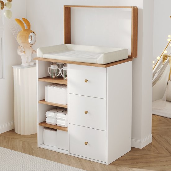 Witte commode met houten opzetrand, open planken en drie laden.