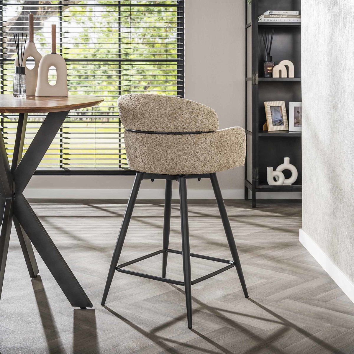Giga Meubel Barstoel Ronde Rug - Zand Bouclé - Draaibaar - Zithoogte 68cm - Set van 2