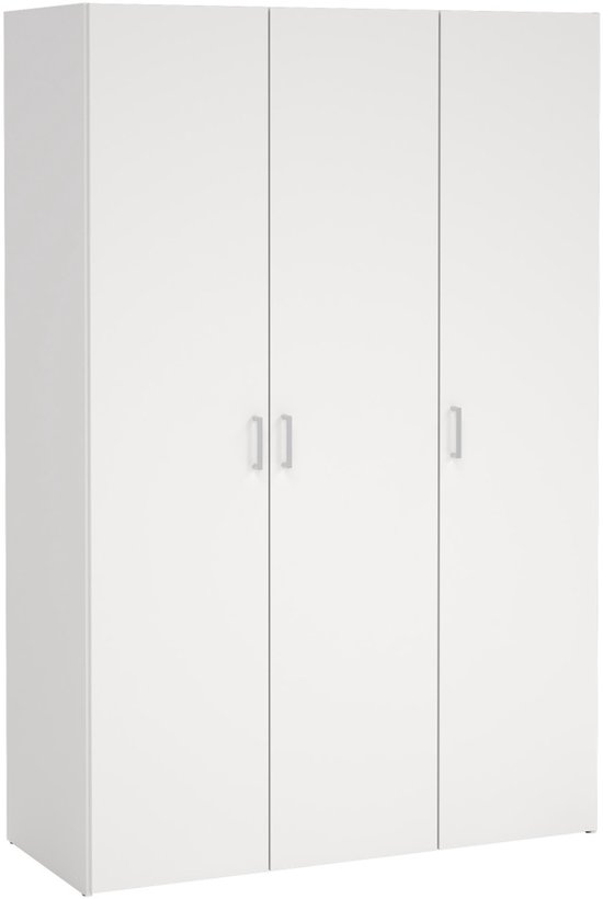 Witte driedeurskast met zilverkleurige handgrepen, vanuit een hoek gezien.