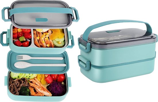 Groene dubbellaagse lunchbox met grijze deksel en handvat, inclusief bestek. Getoond met voedsel.
