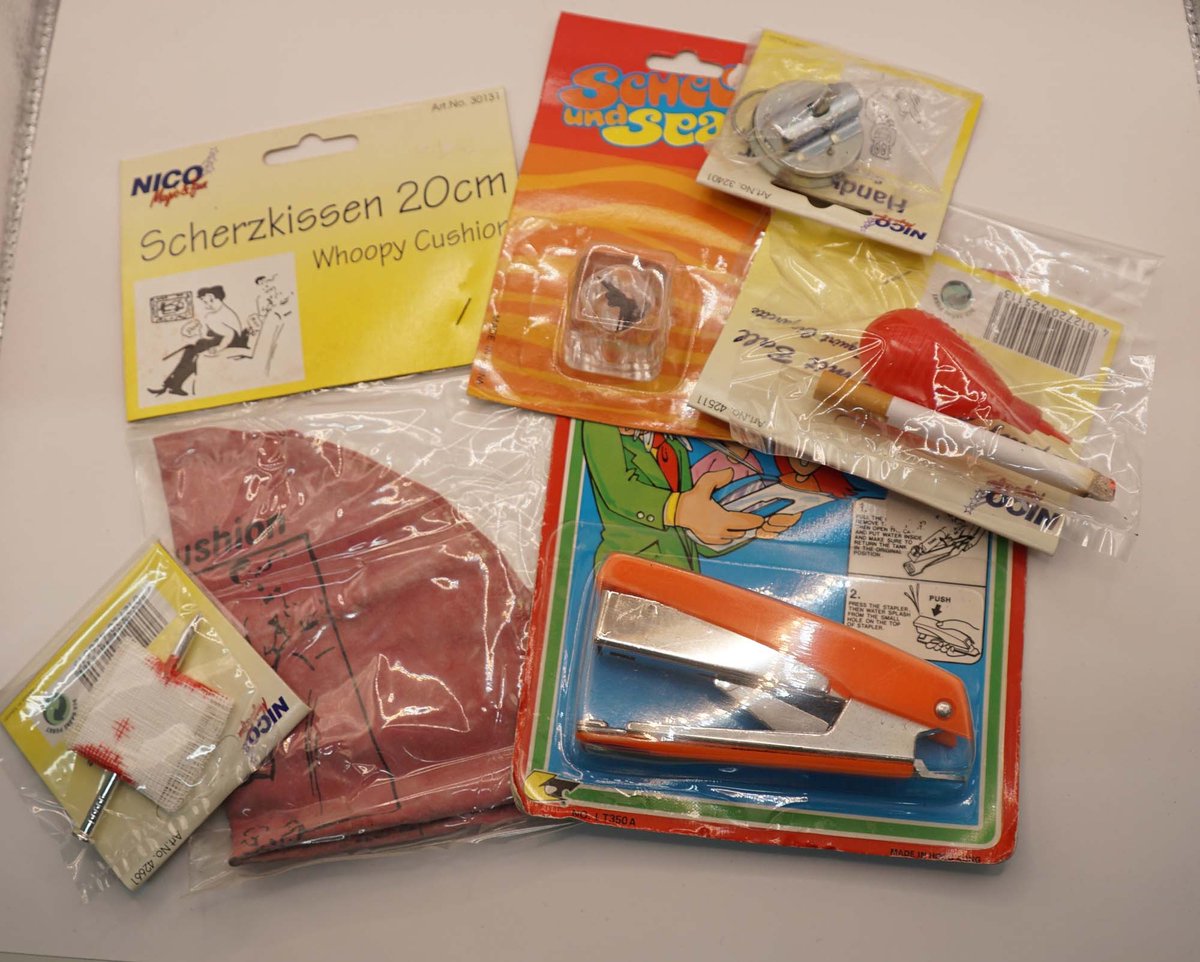 Foppakket grapjes artikelen - fopartikelen - artikelen om grapje mee uit te halen - nietmachine voor water - scheetkussen - handbuzzer - schokker voor hand - sigaretten met pompje - spijker uit wond - ijsblokje met spin - grappige artikelen