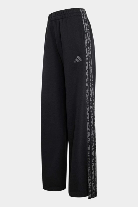 Zwarte joggingbroek met wijde pijpen, voorzien van een grijs adidas-logo en een luipaardmotief langs de zijkant.