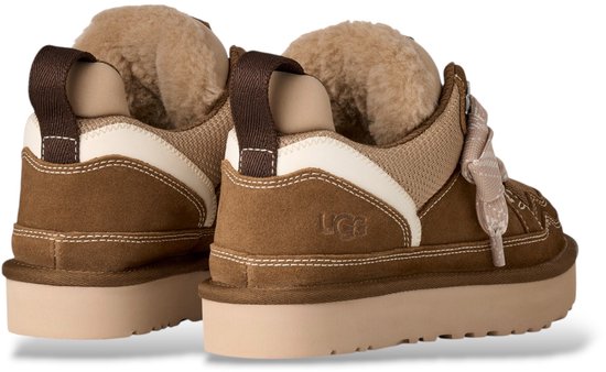 Achterkant van bruine UGG-sneakers met beige voering en witte accenten.