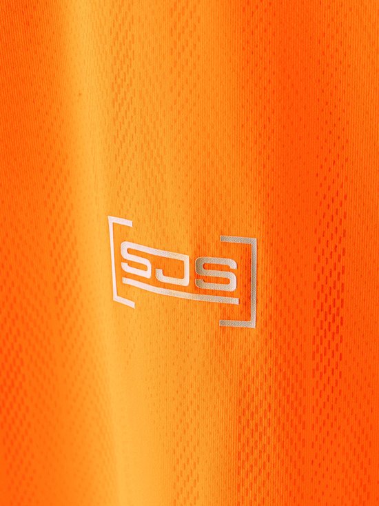 Close-up van een feloranje sportshirt met een subtiel verticaal streepjespatroon en een wit logo linksboven.