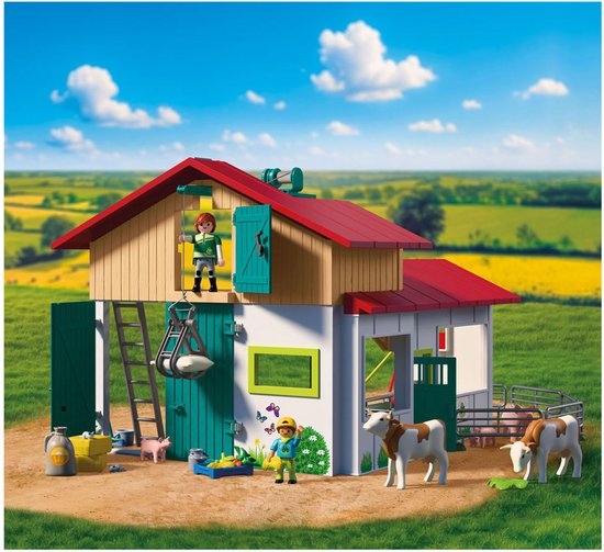 Playmobil boerderij met twee verdiepingen, rode dakpannen, zonnepanelen en dieren.