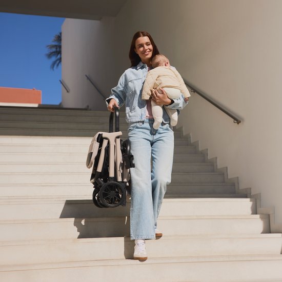 Lionelo Cloe Plus Buggy - Automatisch Inklapbaar - Kinderwagen tot 22 kg - Compact & Lichtgewicht - Verstelbare Rugleuning - Grote Geveerde PU-Wielen - UPF50+ XXL Zonnekap - Voetenzak & Bekerhouder van LIONELO — afbeelding 3