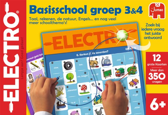 Electro educatief spel "Basisschool groep 3&4" met afbeeldingen van dieren, voedsel en alledaagse objecten. Kinderhanden gebruiken de oranje stekker om antwoorden te vinden.