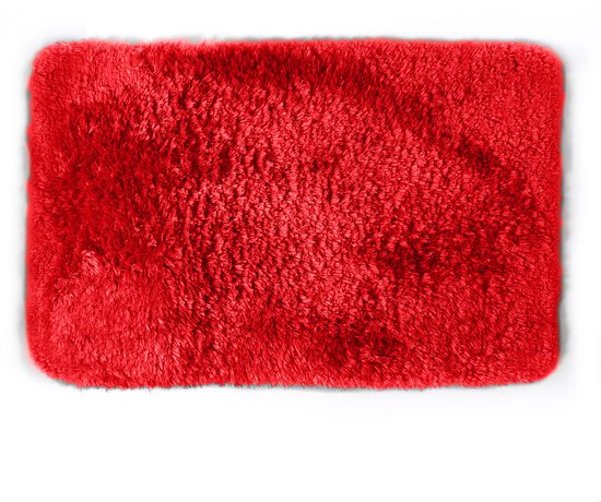 Rechthoekig rood, hoogpolig vloerkleed met afgeronde hoeken.