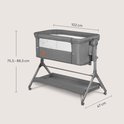 Grijze co-sleeper wieg met verstelbare poten, wielen en opbergmand. Afmetingen 102x67 cm, hoogte 75,5-88,5 cm.