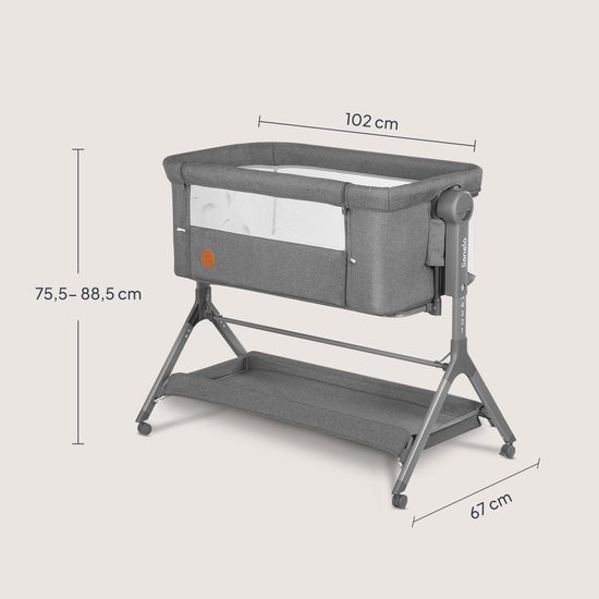 Grijze co-sleeper wieg met verstelbare poten, wielen en opbergmand. Afmetingen 102x67 cm, hoogte 75,5-88,5 cm.