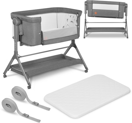 Grijze co-sleeper met mand, matras, en bevestigingsriemen. Twee weergaven van de co-sleeper en de accessoires.