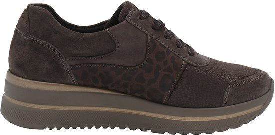Bruine suède sneaker met luipaardprint details en veters.