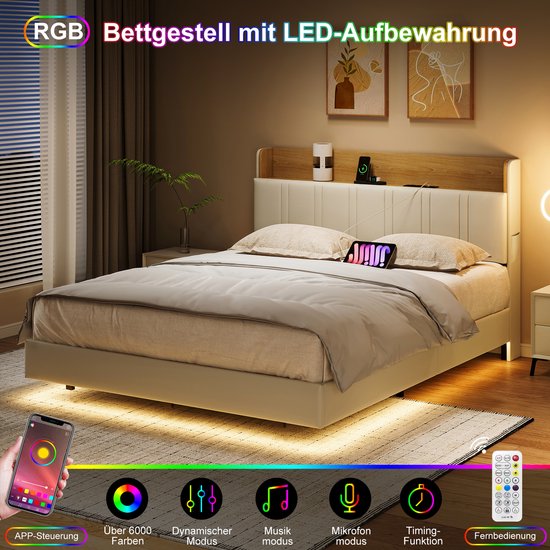 Lit double en PU blanc avec éclairage LED sous le cadre du lit. La tête de lit a des étagères de rangement en bois. L'image montre le contrôle via une application et une télécommande.