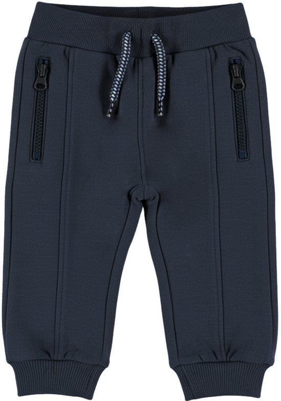 Donkerblauwe joggingbroek met elastische tailleband, trekkoord en ritssluitingen op de zakken.