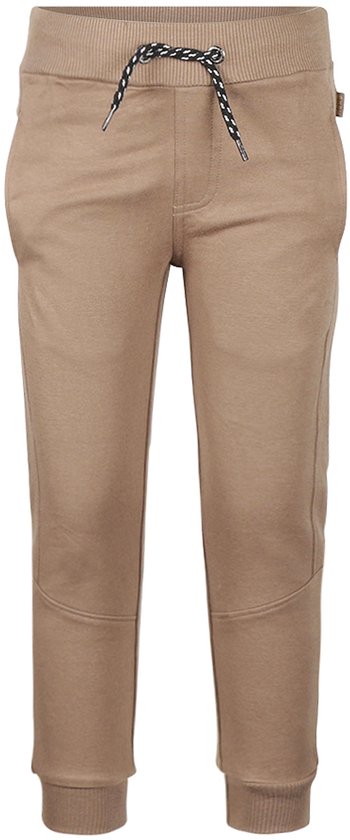 Voorkant van een bruine joggingbroek met trekkoord en boorden aan de onderkant.