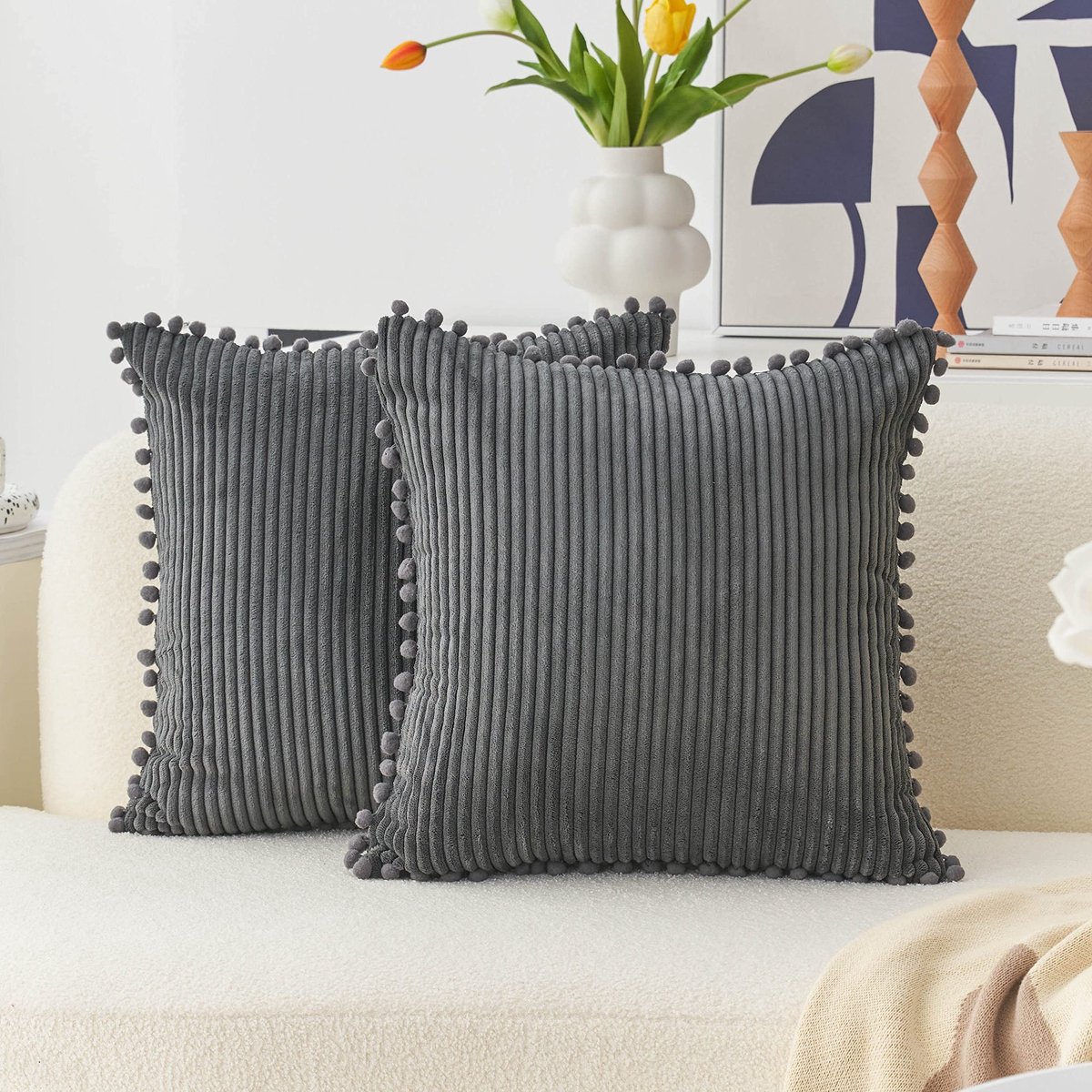 Omgoods - Set van 2 Donkergrijze Kussenhoezen 45x45 cm - Charcoal met Pompons